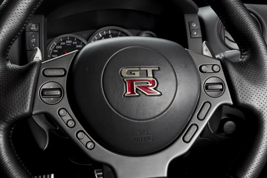  Nissan GT-R 2011 года  (фото 8 из 87)